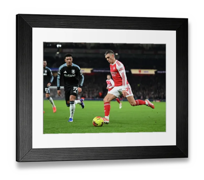 Framed Print : Arsenal v Aston Villa - Premier League