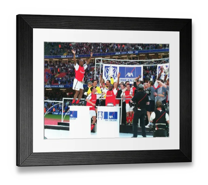 Framed Print : Arsenal players celebrate after winning the FA Cup