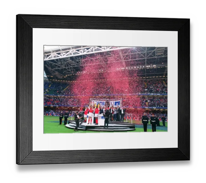 Framed Print : The Arsenal team celebrate after winning the FA Cup