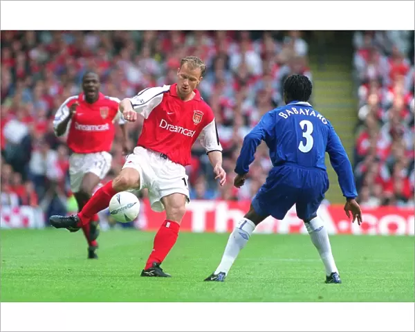 Dennis Bergkamp (Arsenal) Celestine Babayaro (Chelsea). Arsenal 2: 0 Chelsea