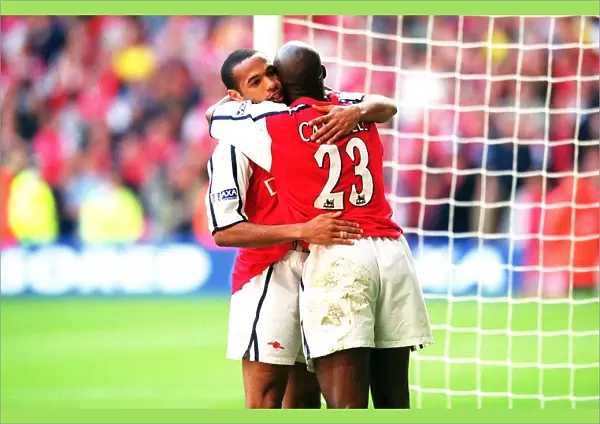 Thierry Henry and Sol Campbell celebrate the Arsenla victory