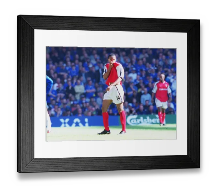 Framed Print : Thierry Henry kisses the Arsenal badge as he is substituted in the last seconds of the match