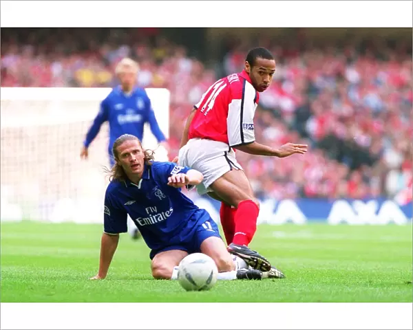 Thierry Henry (Arsenal) Emmanuel Petit (Chelsea). Arsenal 2: 0 Chelsea