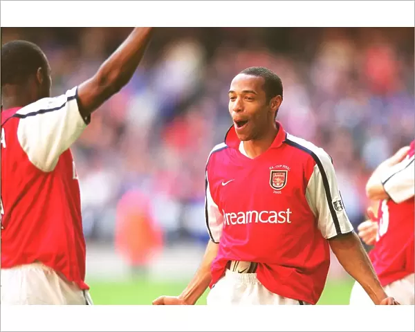 Thierry Henry and Patrick Vieira celebrate the Arsenla victory
