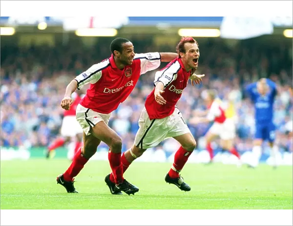 Fredrik Ljungberg celebrates scoring the 2nd Arsenal goal with Thierry Henry