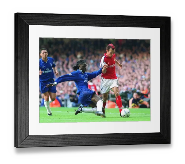 Framed Print : Fredrik Ljungberg (Arsenal) Mario Melchiot (Chelsea). Arsenal 2: 0 Chelsea Framed Print : Fredrik Ljungberg (Arsenal) Mario Melchiot (Chelsea). Arsenal 2: 0 Chelsea