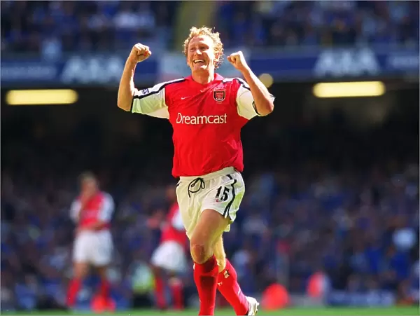 Ray Parlour's Historic Goal: Arsenal Secures FA Cup Victory over Chelsea (4-5-2002, The Millennium Stadium, Cardiff, Wales)