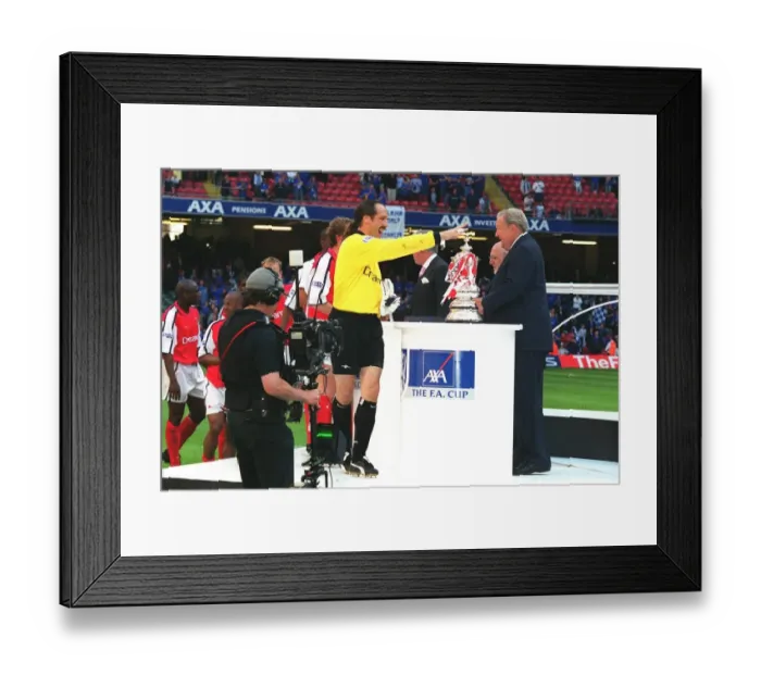 Framed Print : Arsenal goalkeeper David Seaman collects his medal from Leonart Johanssen Framed Print : Arsenal goalkeeper David Seaman collects his medal from Leonart Johanssen
