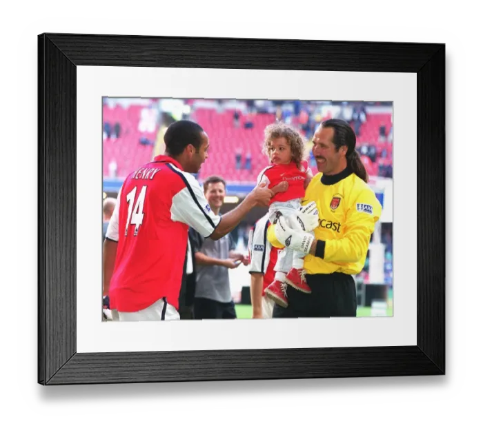 Framed Print : Arsenal goalkeeper David Seaman with daughter Georgina and Thierry Henry after the match