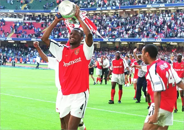 Patrick Vieira celebrates after the match. Arsenal 2: 0 Chelsea. The AXA F