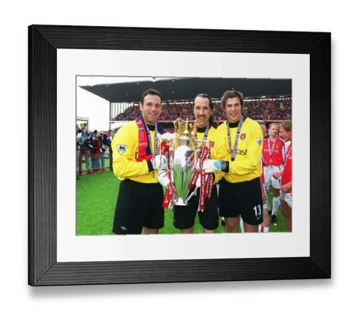 Framed Print : Arsenal goalkeepers Richard Wright, David Seaman and Stuart Taylor lift the F. A