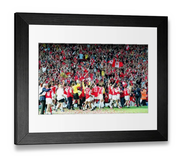 Framed Print : Arsenal Celebrate Winning the FA Premiership vs. Everton, May 11, 2002, Highbury, London Framed Print : Arsenal Celebrate Winning the FA Premiership vs. Everton, May 11, 2002, Highbury, London