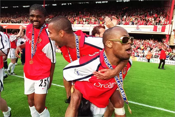 Kanu, Ashley Cole and Sylvain Wiltord celebrate. Arsenal 4: 3 Everton, F. A