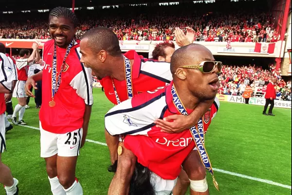 Kanu, Ashley Cole and Sylvain Wiltord celebrate. Arsenal 4: 3 Everton, F. A