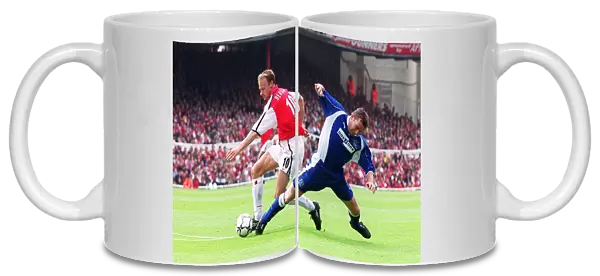Dennis Bergkamp breaks past Everton defender Alan Stubbs to set up the 2nd Arsenal goal