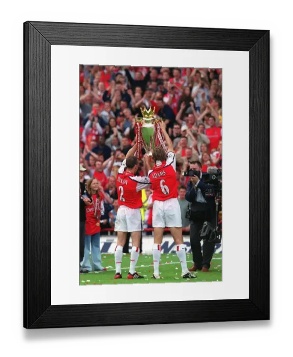 Framed Print : Arsenal captain Tony Adams and Lee Dixon hold the Premiership trophy after the match