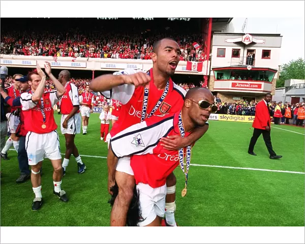 Ashley Cole and Sylvain Wiltord celebrate. Arsenal 4: 3 Everton, F. A