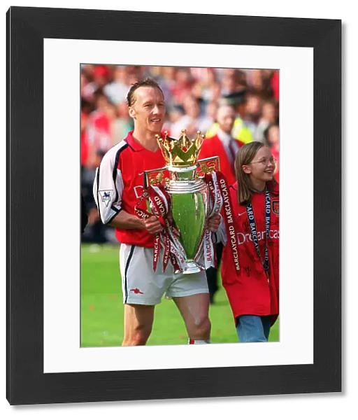 Lee Dixon holds the Premiership trophy after the match. Arsenal 4: 3 Everton, F