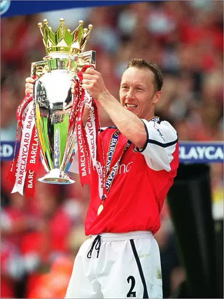 Lee Dixon lifts the Premiership trophy after the match. Arsenal 4: 3 Everton, F