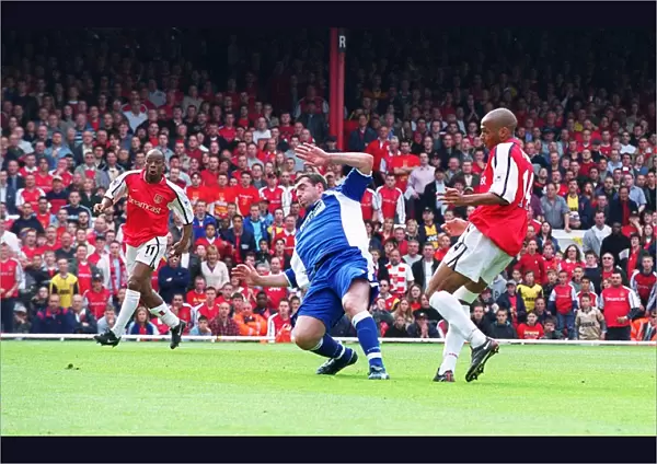 Thierry Henry shoots past Everton defender David Unsworth to score the 2nd Arsenal goal