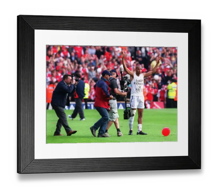 Framed Print : Thierry Henry celebrates winning the golden boot. Arsenal 4: 3 Everton, F. A Framed Print : Thierry Henry celebrates winning the golden boot. Arsenal 4: 3 Everton, F. A