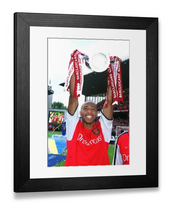 Framed Print : Thierry Henry (Arsenal) lifts the F. A. Barclaycard Premiership Trophy