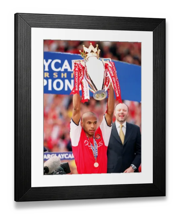 Framed Print : Thierry Henry Celebrates Arsenal's FA Premiership Title Win after Dramatic 4:3 Victory over Everton at Highbury (2002)