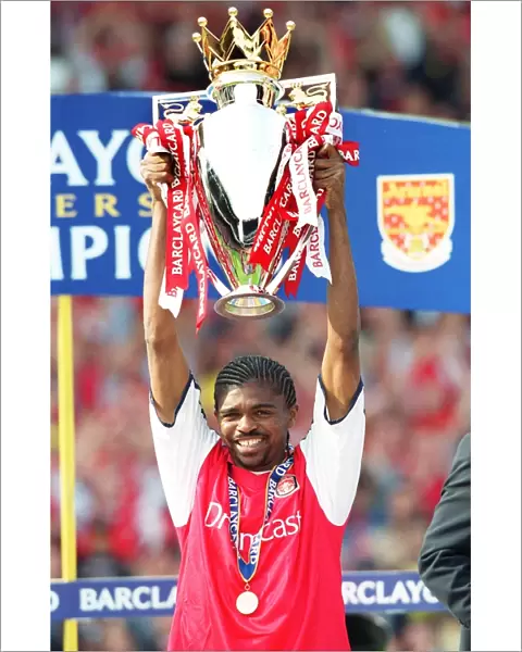 Kanu lifts the F. A. Barclaycard Premiership Trophy