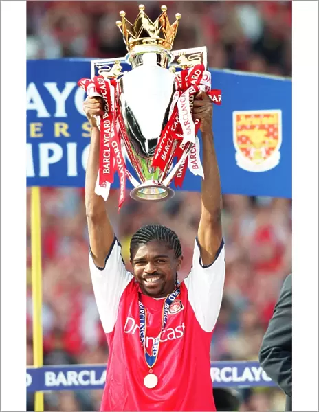 Kanu lifts the F. A. Barclaycard Premiership Trophy