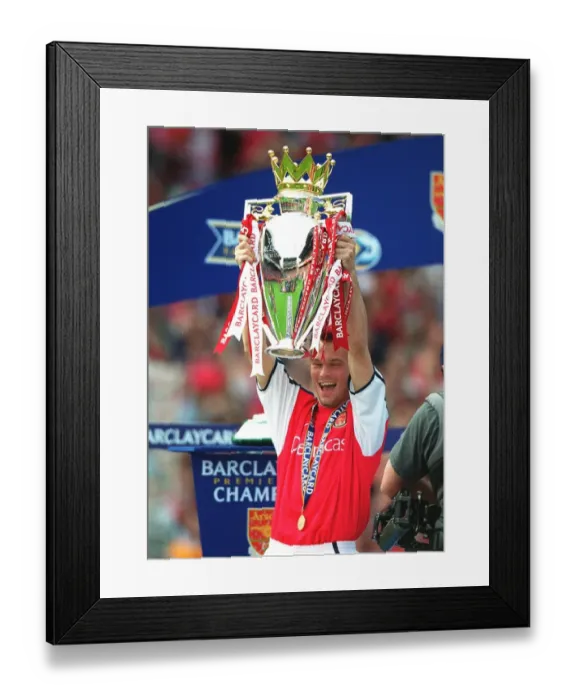 Framed Print : Arsenal's Fredrik Ljungberg Celebrates FA Barclaycard Premiership Win over Everton, May 2002