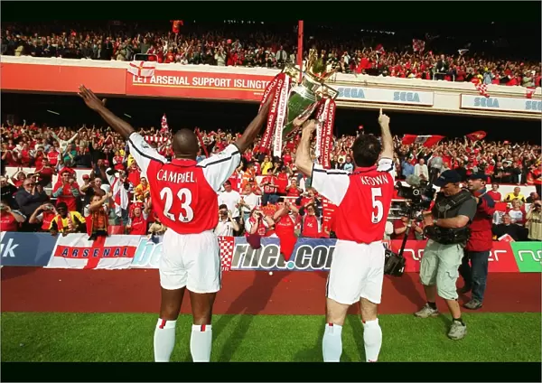 Sol Campbell and Martin Keown (Arsenal) lift the F. A