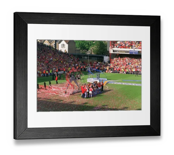 Framed Print : Arsenal vs Leicester City: FA Premiership Battle at Highbury, May 15, 2004 Framed Print : Arsenal vs Leicester City: FA Premiership Battle at Highbury, May 15, 2004