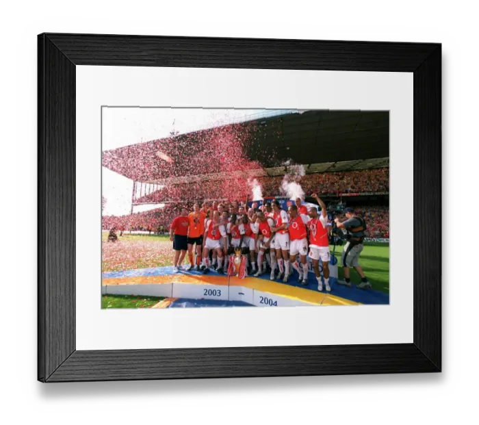 Framed Print : The Arsenal team celebrate after the matchArsenal v Leicester City