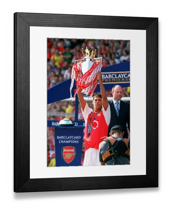 Framed Print : Arsenal vs Leicester City: A High-Stakes Battle at Arsenal Stadium, May 2004