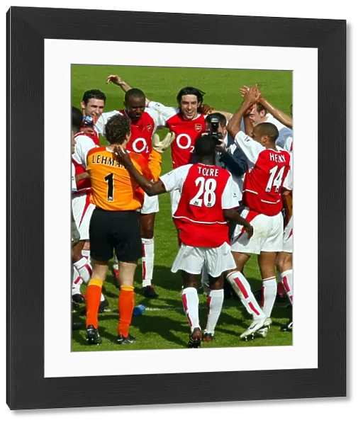 The Arsenal Players celebrate after the match. Arsenal 2: 1 Leicester City