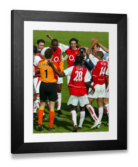 Framed Print : The Arsenal Players celebrate after the match. Arsenal 2: 1 Leicester City Framed Print : The Arsenal Players celebrate after the match. Arsenal 2: 1 Leicester City