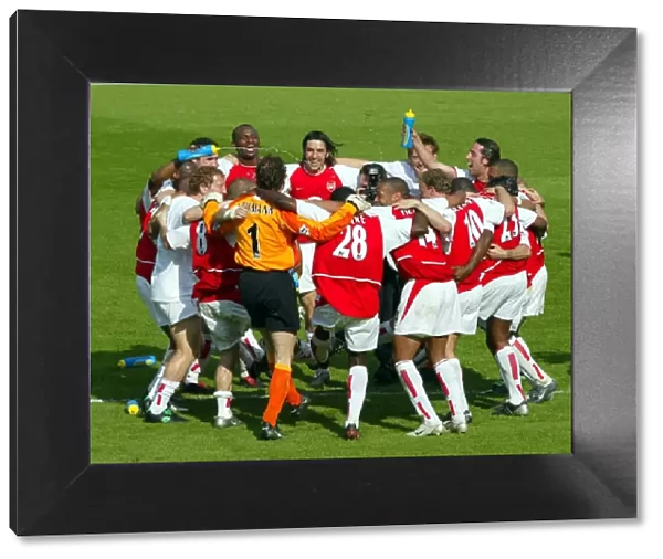 Arsenal Celebrates Victory: Arsenal 2-1 Leicester City, FA Premiership, Highbury, London, May 2004