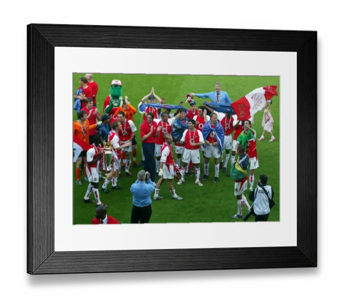 Framed Print : Arsenal players celebrate at the final whistle. Arsenal 2: 1 Leicester City