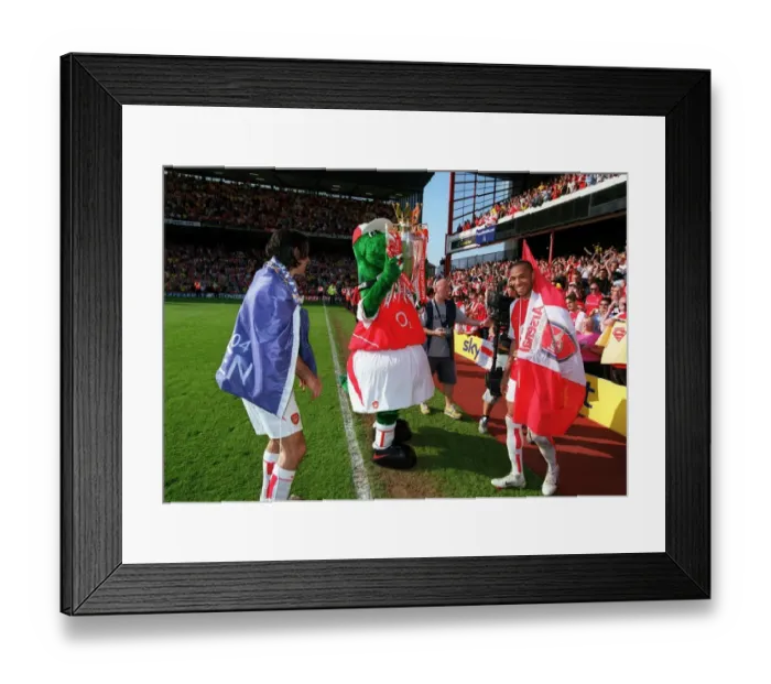 Framed Print : Gunner lifts the Premiership trophy watched by Thierry Henry and Robert Pires Framed Print : Gunner lifts the Premiership trophy watched by Thierry Henry and Robert Pires