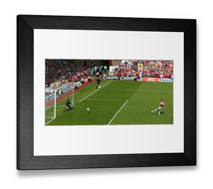 Framed Print : Thierry Henry scores from the penalty spot for Arsenal