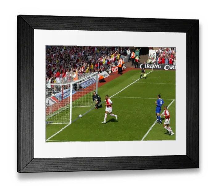 Framed Print : Thierry Henry celebrates scoring for Arsenal from the penalty spot Framed Print : Thierry Henry celebrates scoring for Arsenal from the penalty spot