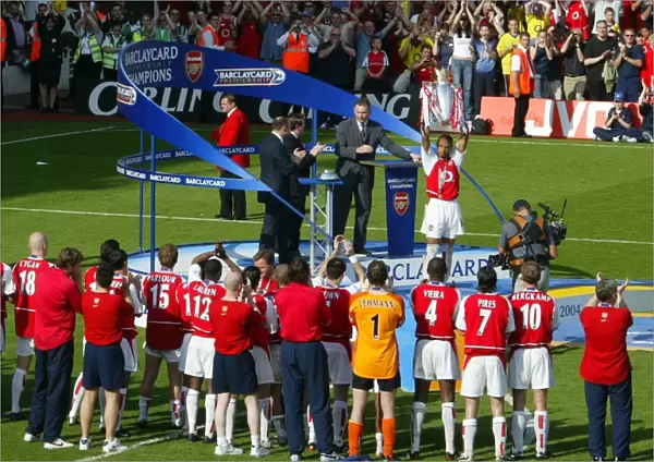 Thierry Henry lifts the Premiership Trophy. Arsenal 2: 1 Leicester City