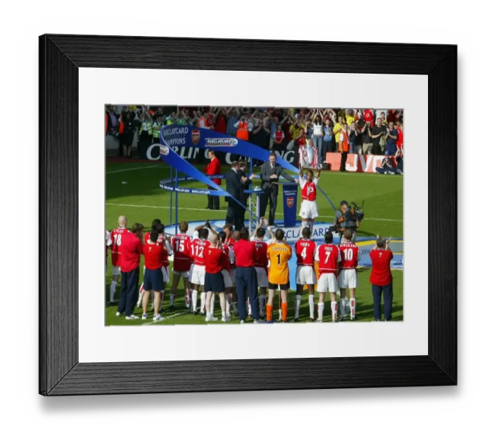 Framed Print : Thierry Henry lifts the Premiership Trophy. Arsenal 2: 1 Leicester City