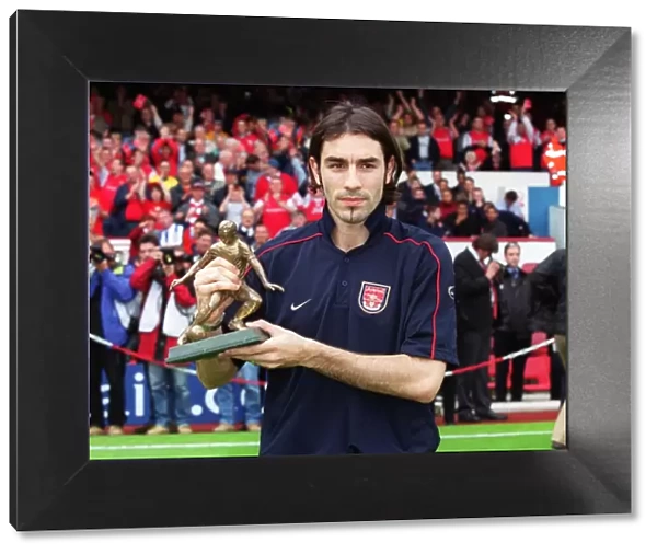 Robert Pires recieves the Football Writers player of the Year award
