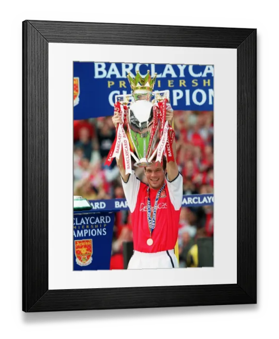 Framed Print : Fredrik Ljungberg lifts the F. A. Barclaycard Premiership Trophy