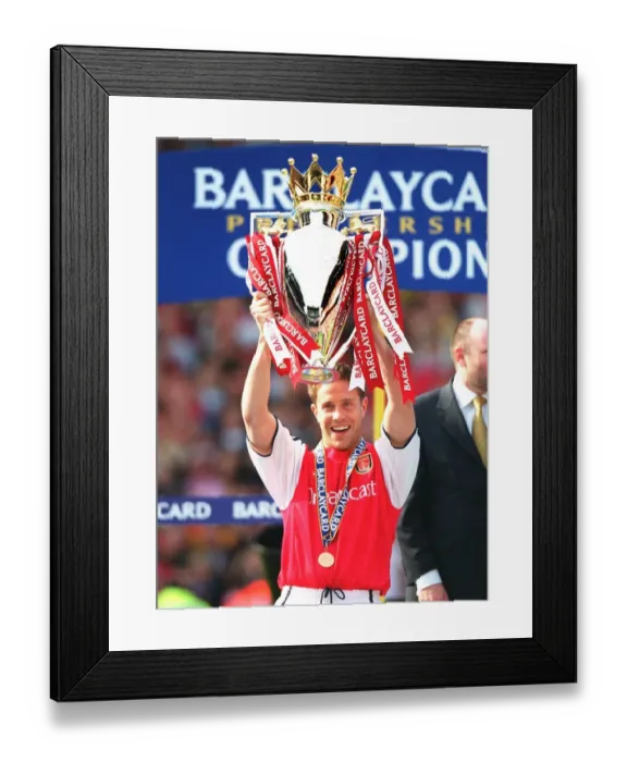 Framed Print : Matthew Upson lifts the F. A. Barclaycard Premiership Trophy