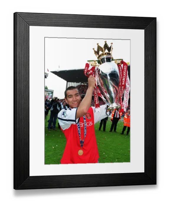 Framed Print : Govanni van Bonckorst (Arsenal) lifts the F. A. Barclaycard Premiership Trophy
