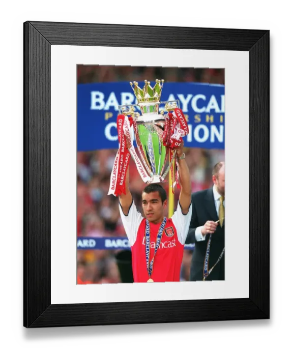 Framed Print : Giovanni van Bronckhorst lifts the F. A. Barclaycard Premiership Trophy