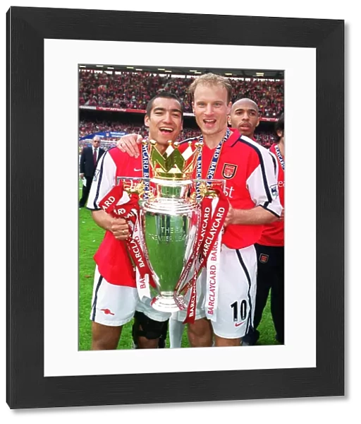 Govanni van Bonckorst and Dennis Bergkamp (Arsenal) lift the F. A