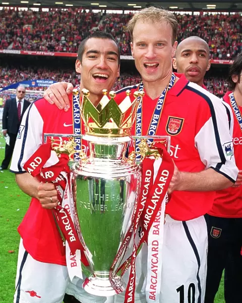 Govanni van Bonckorst and Dennis Bergkamp (Arsenal) lift the F. A